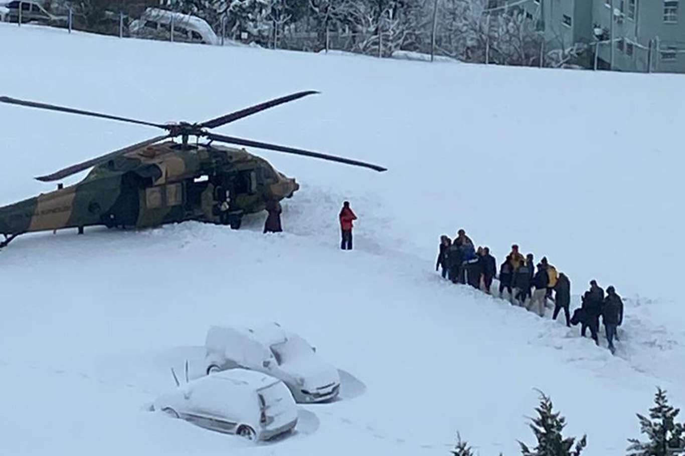 Kalp krizi geçiren hasta askeri helikopterle hastaneye sevk edildi Kalp krizi geçiren hasta askeri helikopterle hastaneye sevk edildi